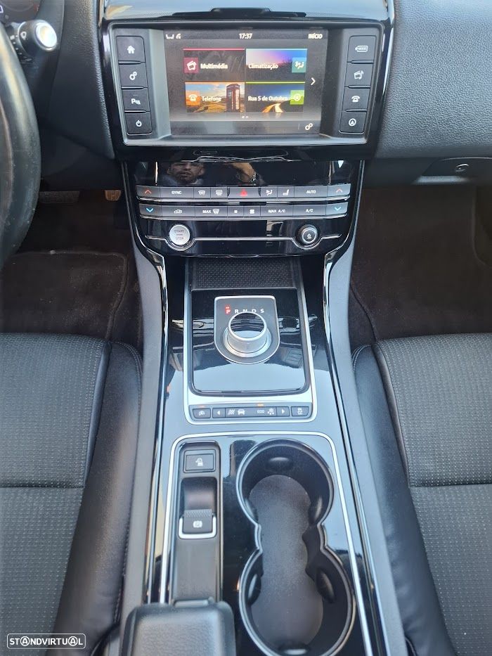 Jaguar XE 2.0 D Prestige Aut. - 12