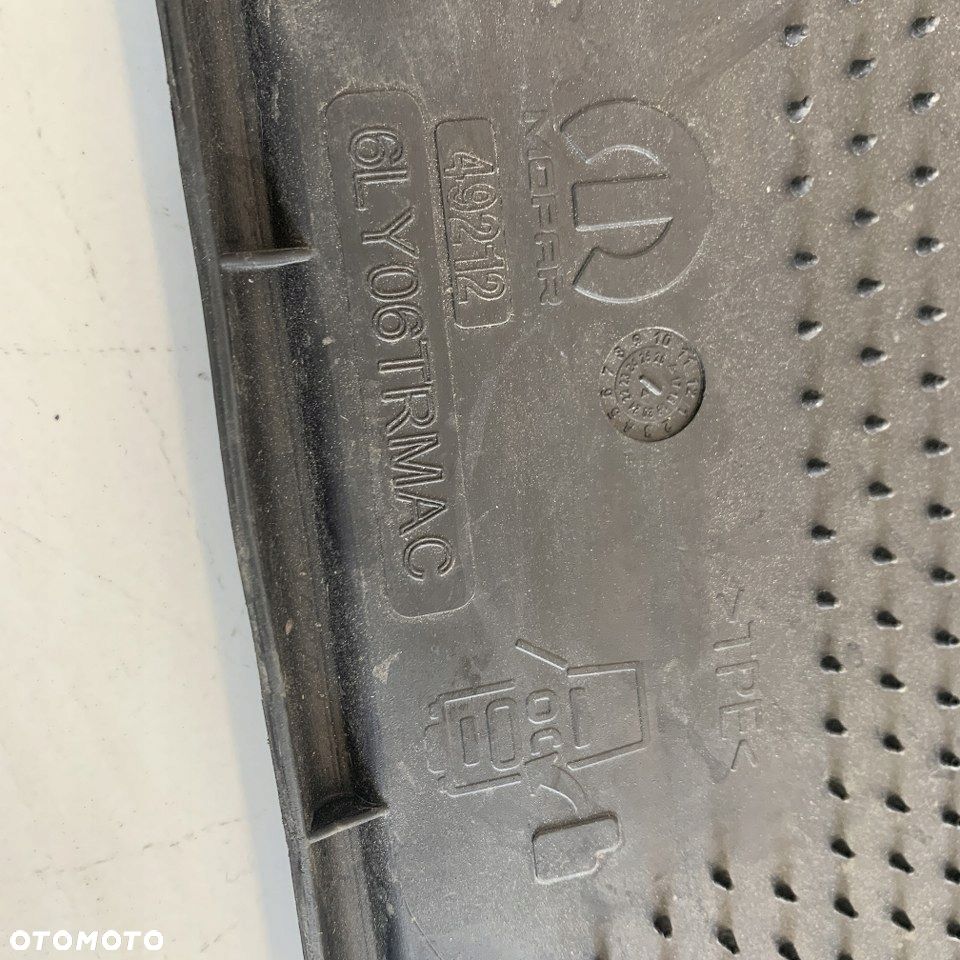 Dywaniki chodniczki oryginalne komplet 3szt DODGE RAM V 1500 LIMITED 21r - 12