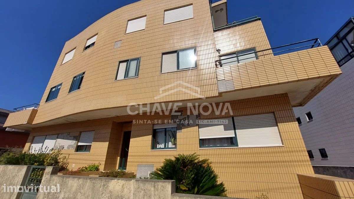 FN - T2 Último Piso com Terraço e Garagem Fechada | S.F.MARINHA - Grande imagem: 3/12