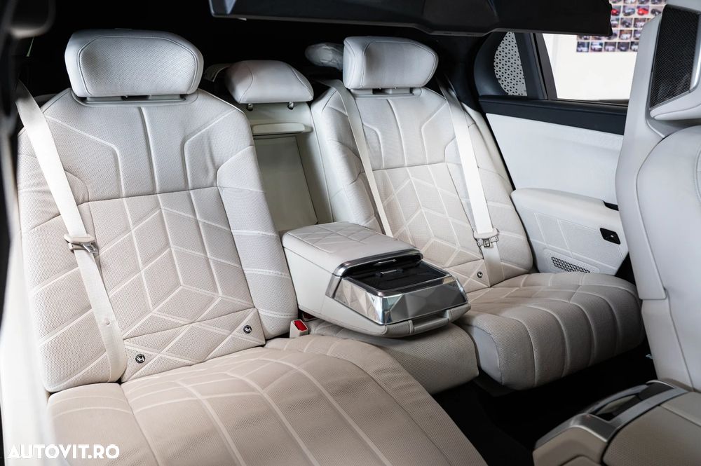 BMW M7 M760e xDrive - 36