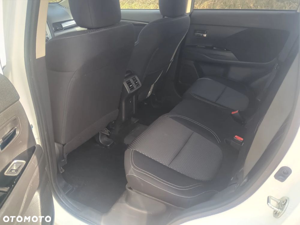 Mitsubishi Outlander - 12