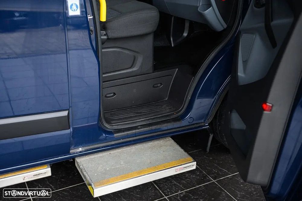 Ford Transit Custom Adaptada p/ 3 cadeiras de rodas - 21