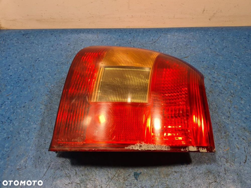 TOYOTA COROLLA E12 HB LAMPA TYŁ PRAWA ZEWNĘTRZNA - 2