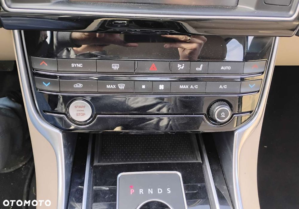 Jaguar XE - 18