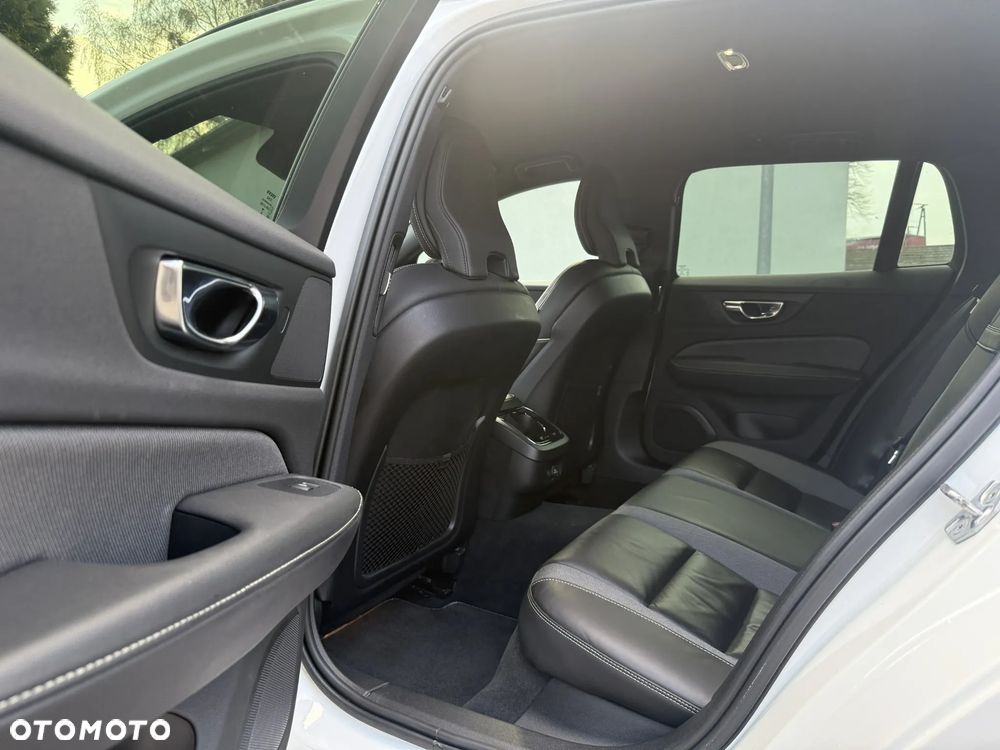 Volvo V60 D4 R-Design - 10