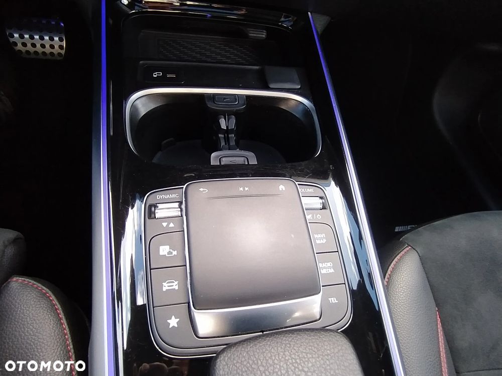 Mercedes-Benz GLB 250 4-Matic AMG Line 8G-DCT - 28