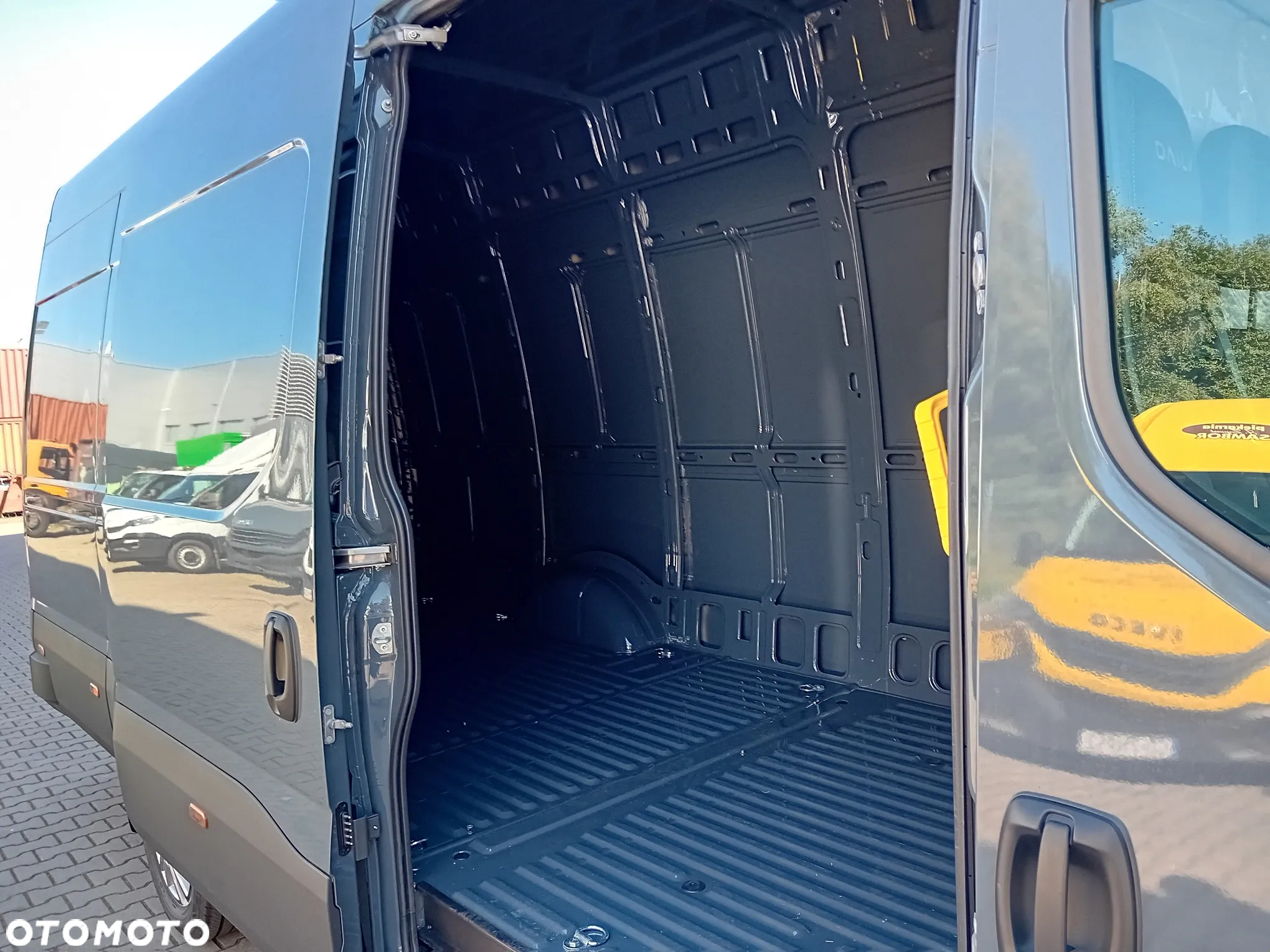 Iveco Daily 35S18HA8 V 3.0 Diesel Hi-Matic Furgon L4H3 - 19