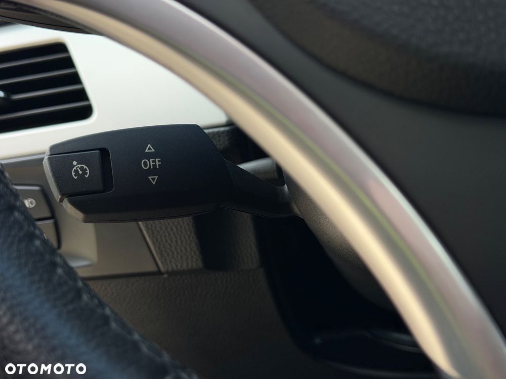 BMW Seria 3 320i Edition Sport - 12