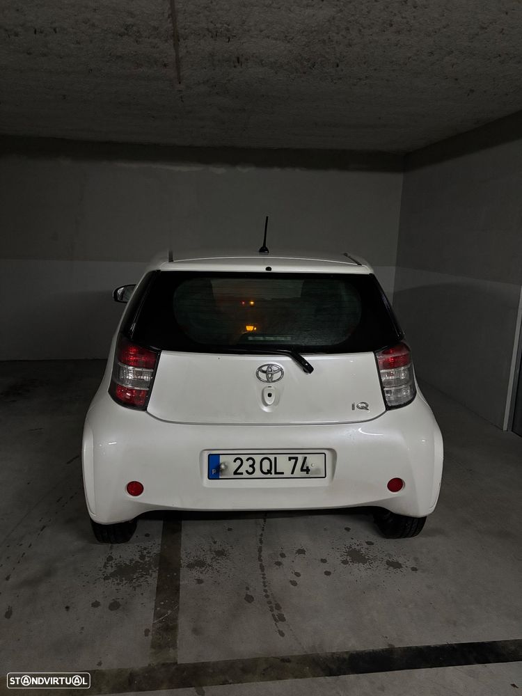 Toyota iQ - 10