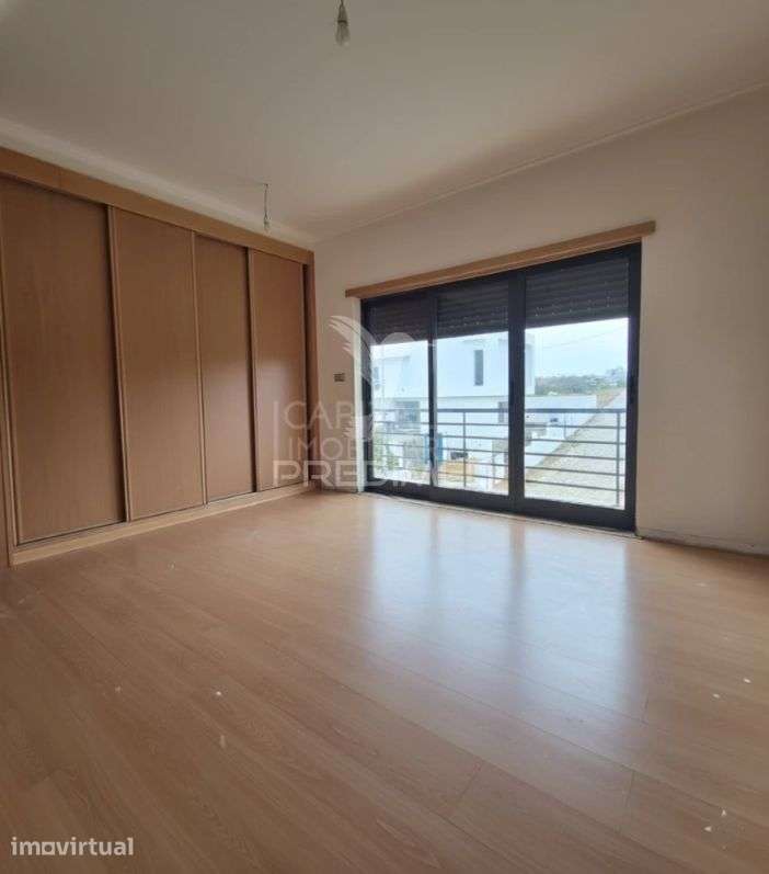 Moradia Renovada de Design Moderno com Cinco Quartos e Garagem de 1... - Grande imagem: 5/12