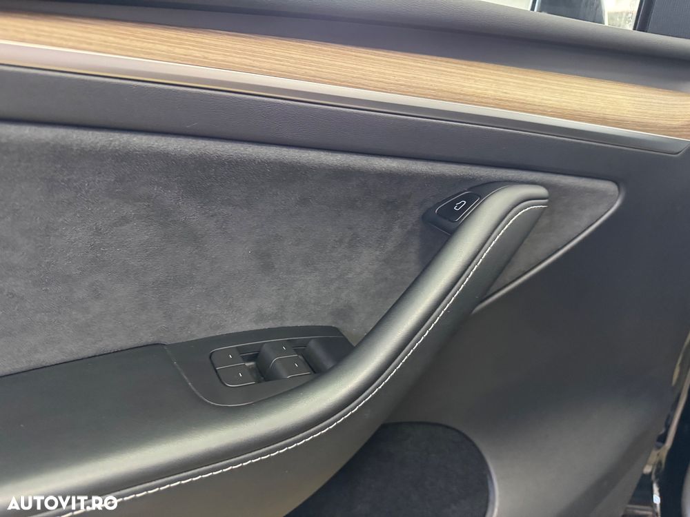 Tesla Model Y - 24