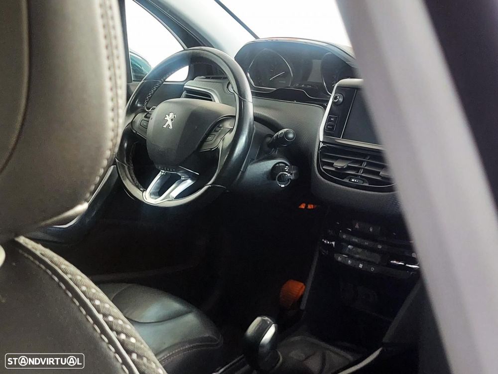 Peugeot 2008 1.2 PureTech Allure - 22