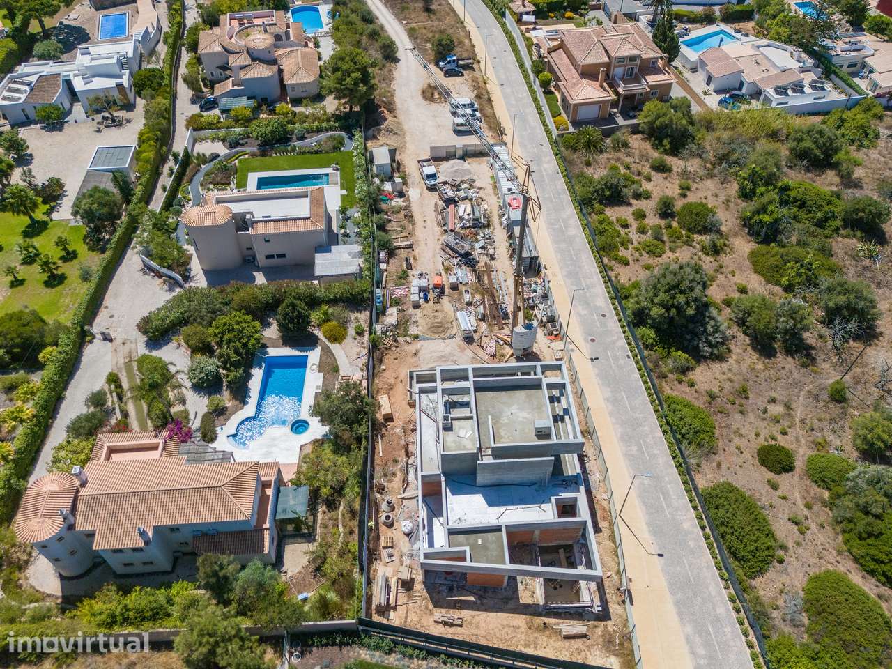 Moradia Contemporânea em Construção no Monte Lemos, Praia da Luz - Grande imagem: 2/9