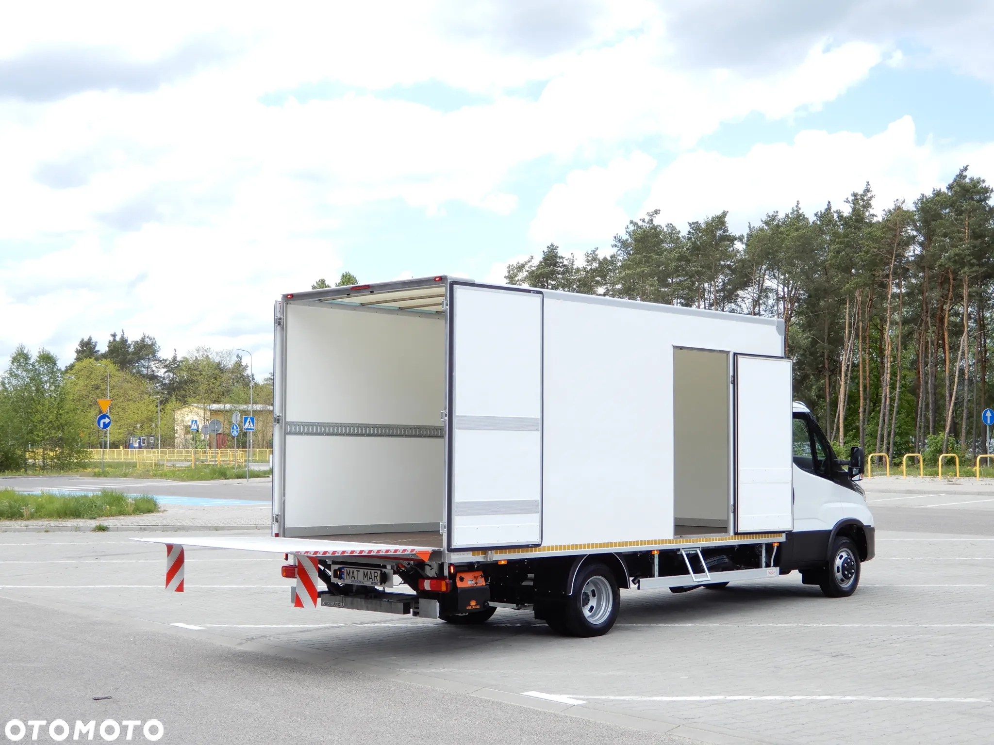Iveco DAILY 50C18 Hi-Matic Kontener 10 E.Palet 4.91 Cm Boczne Drzwi + Winda Załadowcza DHOLLANDIA 1000 Kg Rozstaw Osi 4350 mm WZMACNIANY Tempomat Aktywny Full LED 16 Tys Km GWARANCJA FABRYCZNA Stan FABRYCZNIE NOWY DOSTĘPNY OKAZJA - 23