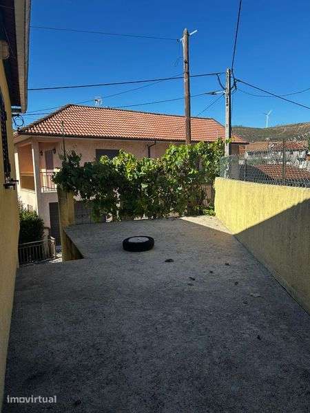 Moradia T2 mobilada com quintal e garagem - Grande imagem: 2/11