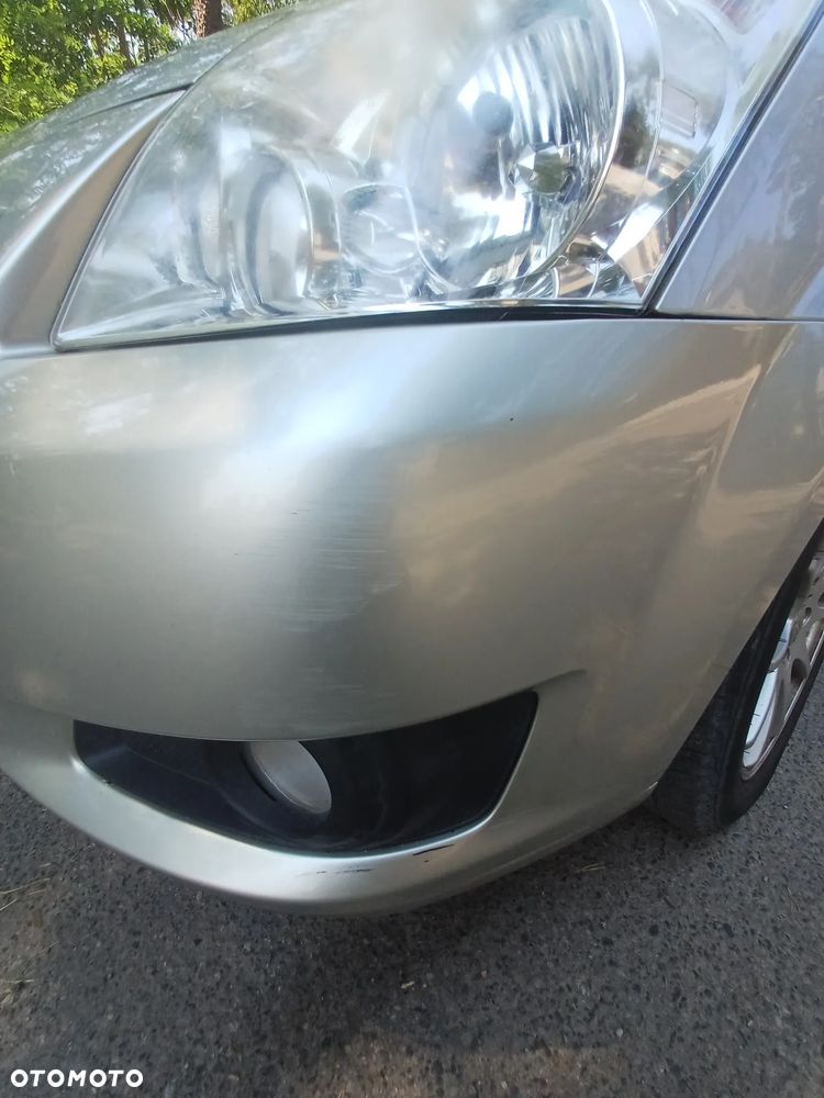 Toyota Corolla Verso 1.8 Premium + - 19
