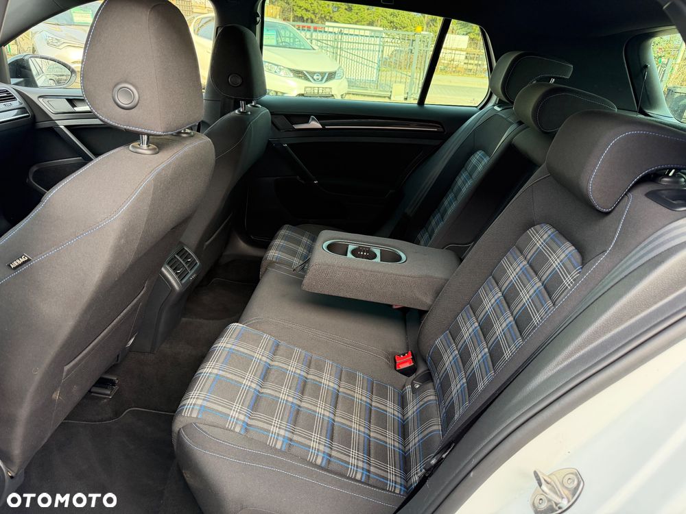 Volkswagen Golf - 11