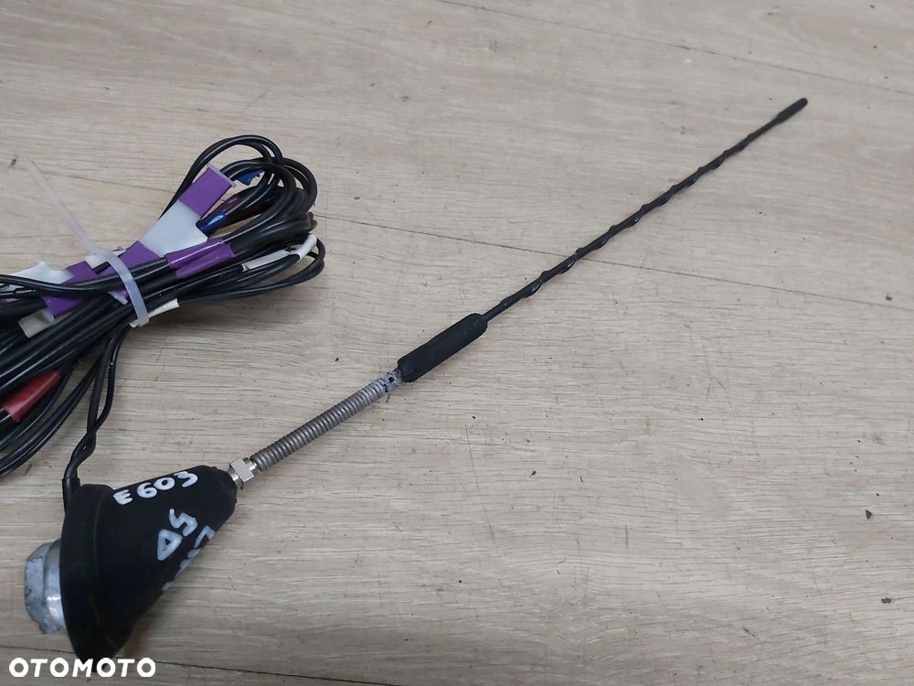 Toyota Yaris II 06-11 antena dachowa podstawa anteny - 2