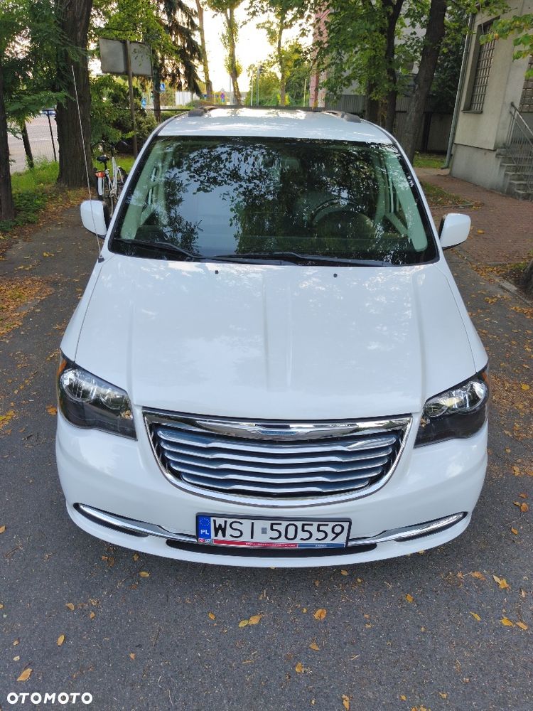 Chrysler Town & Country - 3