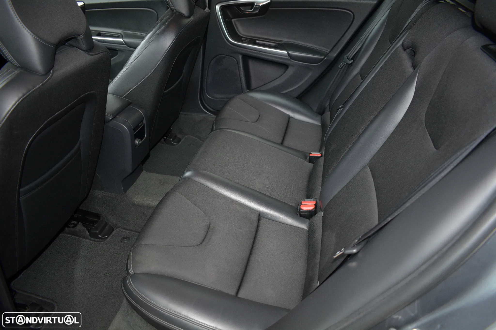 Volvo V60 2.0 D2 Momentum - 8