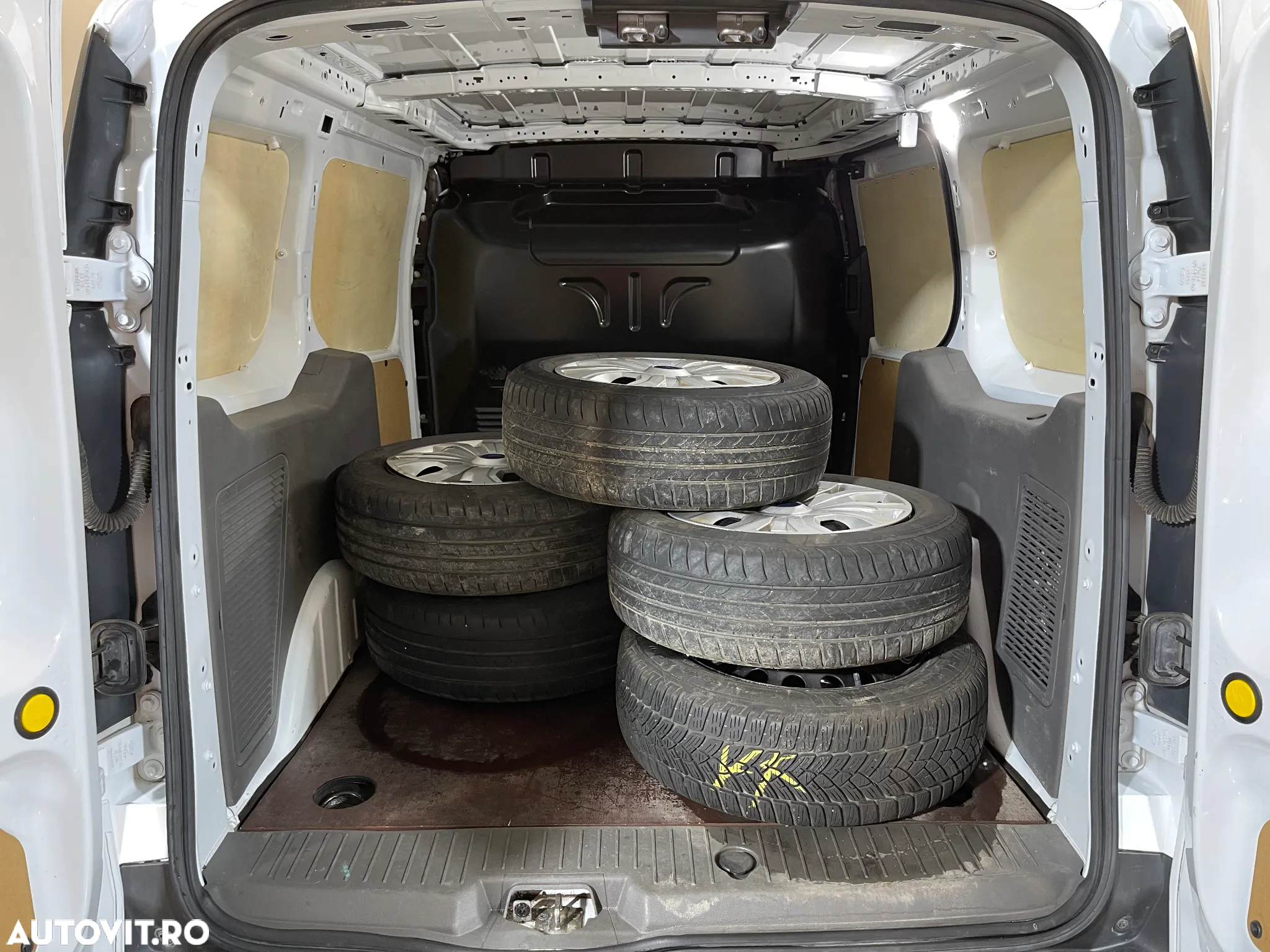 Ford Transit Connect - 8