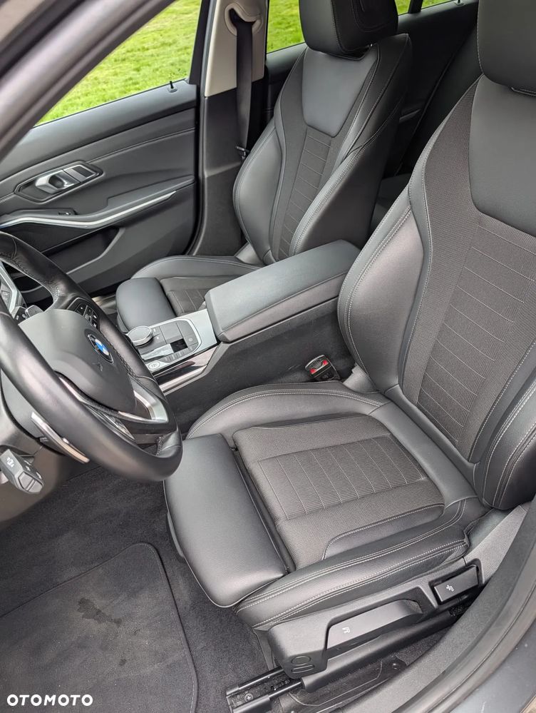 BMW Seria 3 330d xDrive MHEV - 25