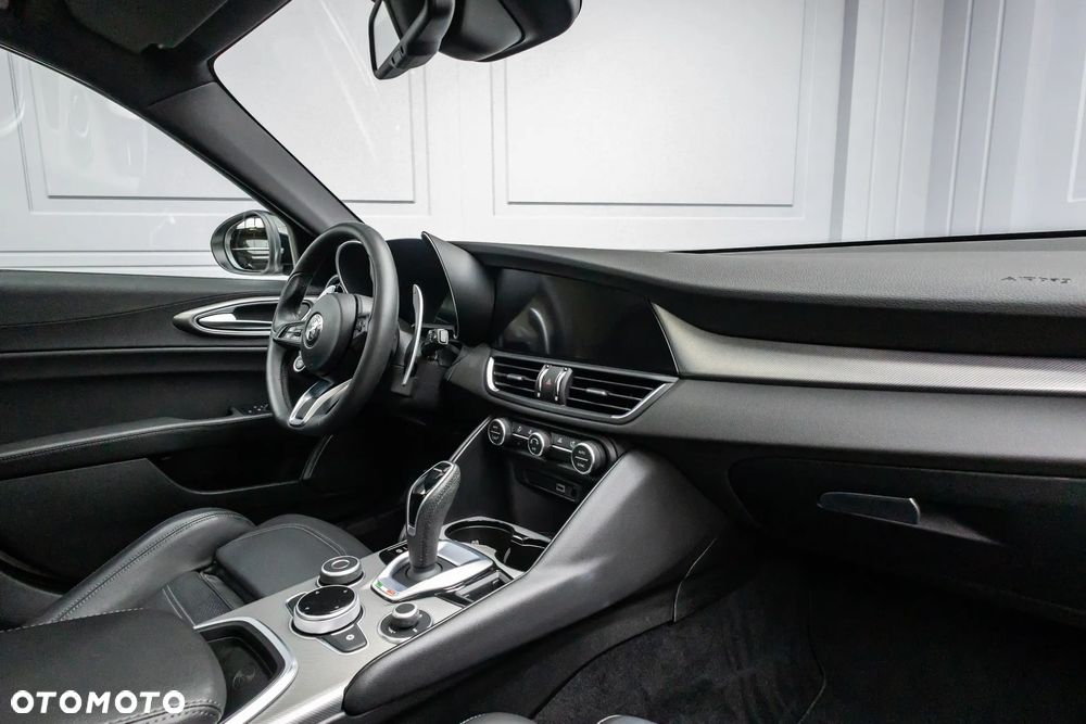Alfa Romeo Giulia 2.0 Turbo 16V AT8-Q4 Veloce - 29