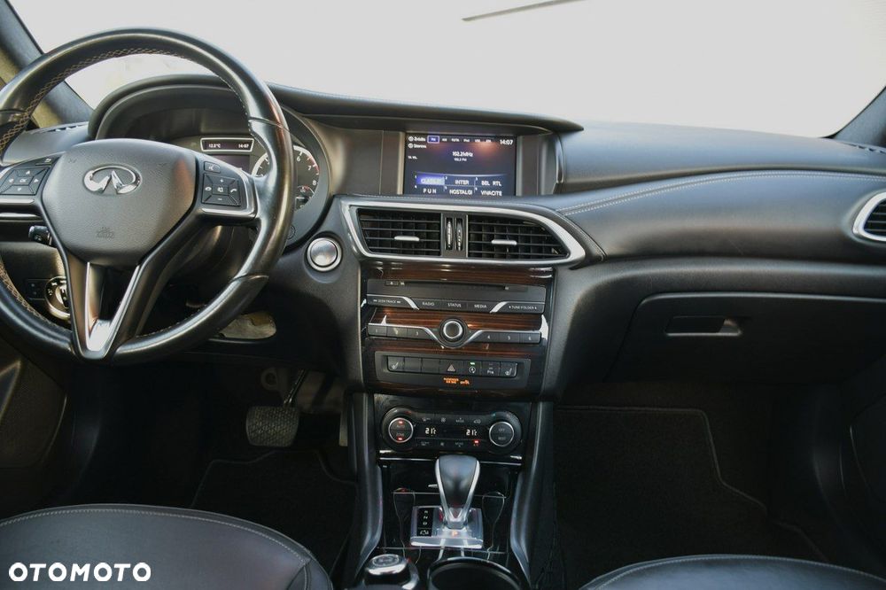 Infiniti Q30 1.6t DCT Premium Tech - 16