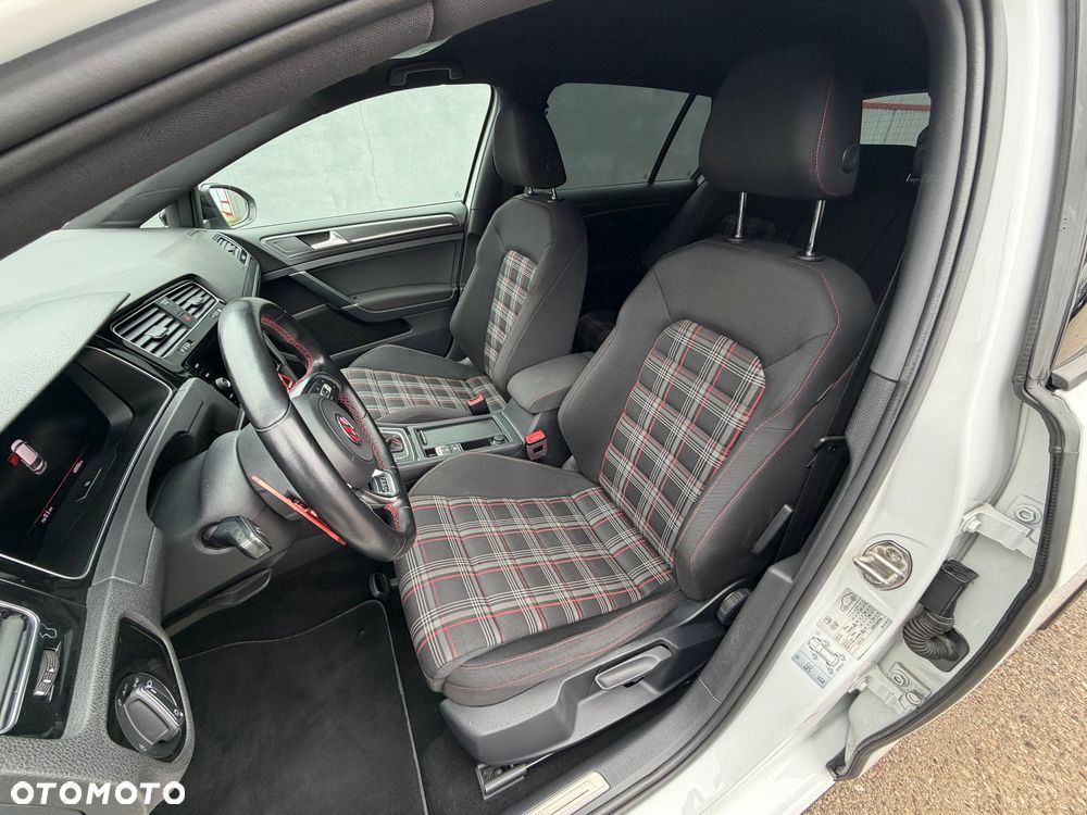 Volkswagen Golf - 12