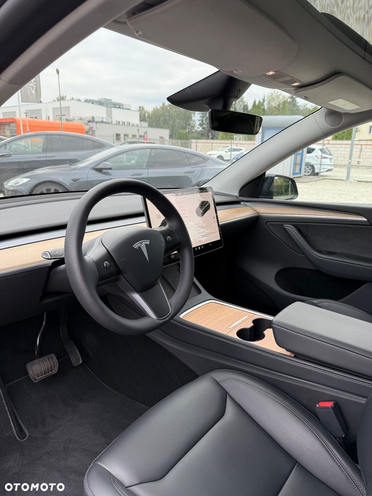 Tesla Y Long Range AWD - 16