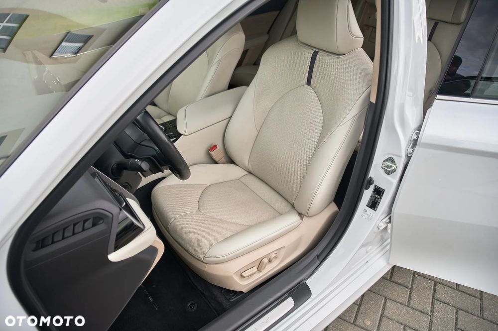 Toyota Camry 2.5 Hybrid Executive CVT - 23