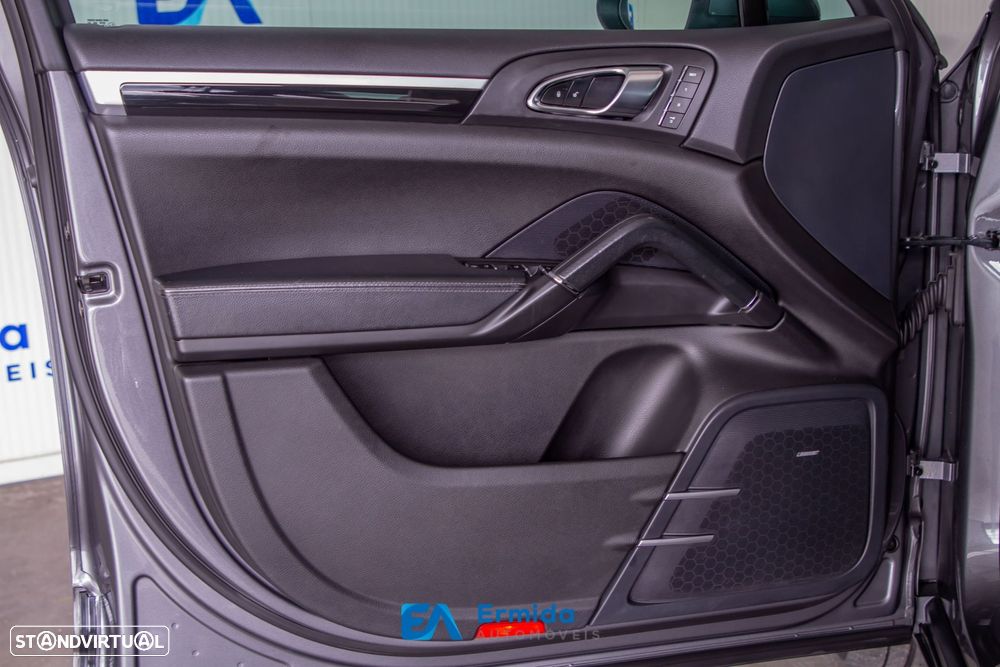 Porsche Cayenne - 45