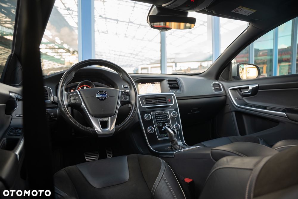 Volvo V60 D4 R-Design - 28