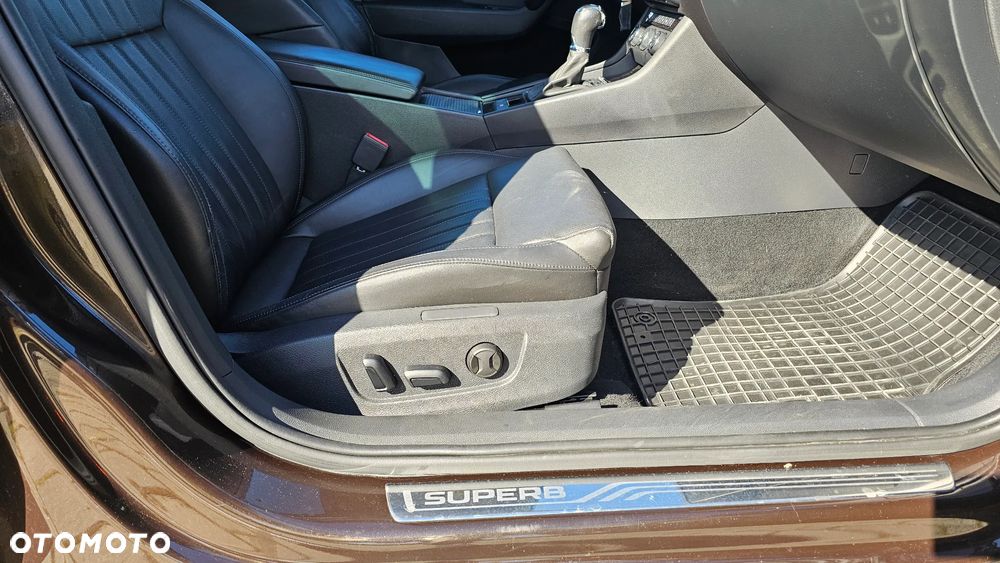Skoda Superb 2.0 TDI L&K DSG - 17