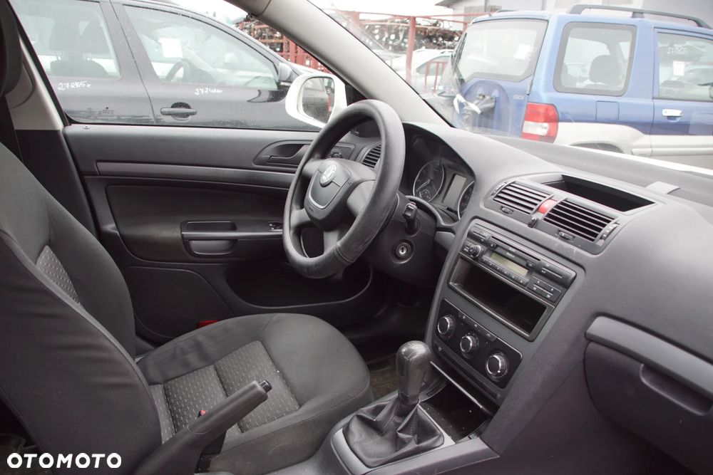 Auto na części - Skoda Octavia II Lift 1.6 MPI 102 KM BSE LVN LF9E 2011R Silnik Skrzynia Drzwi Maska Błotnik Zderzak Klapa Lampa Lusterko Klamka Szyba Deska Kokpit Sterownik Moduł Czujnik Licznik Panel Kierownica - 15
