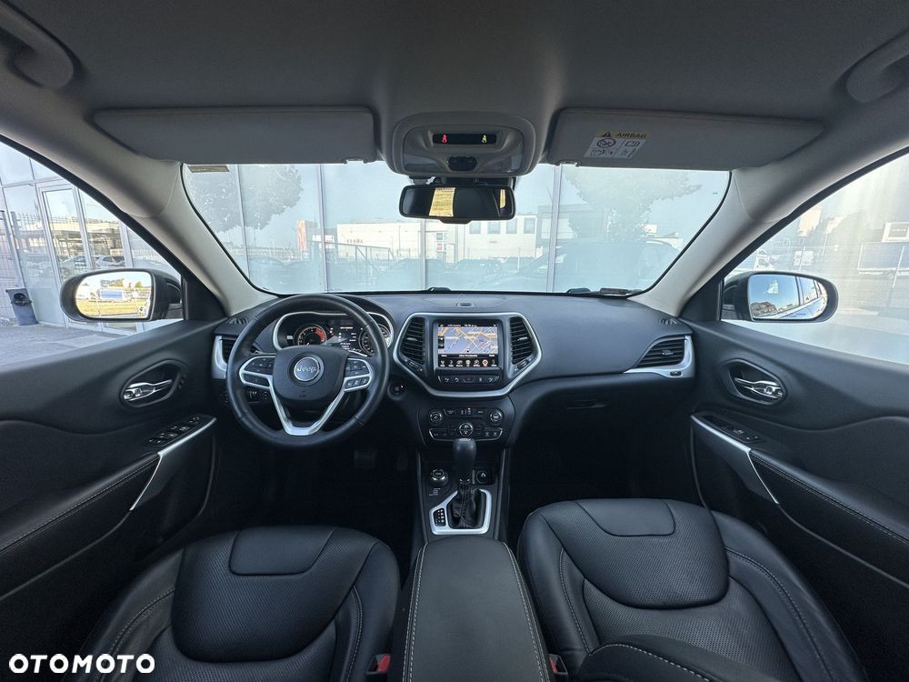 Jeep Cherokee - 24
