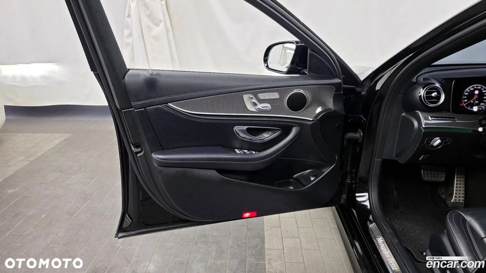 Mercedes-Benz Klasa E 300 9G-TRONIC AMG Line - 23