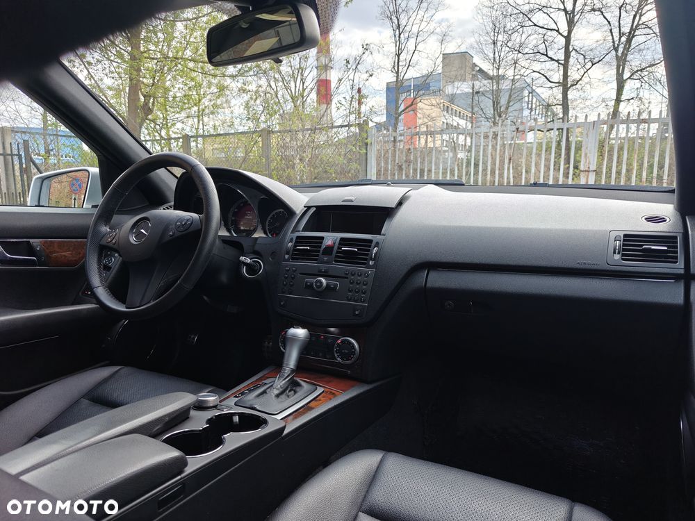 Mercedes-Benz Klasa C 300 Avantgarde 4-Matic - 26