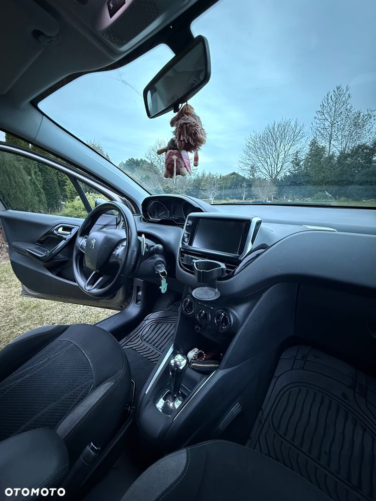 Peugeot 208 - 11