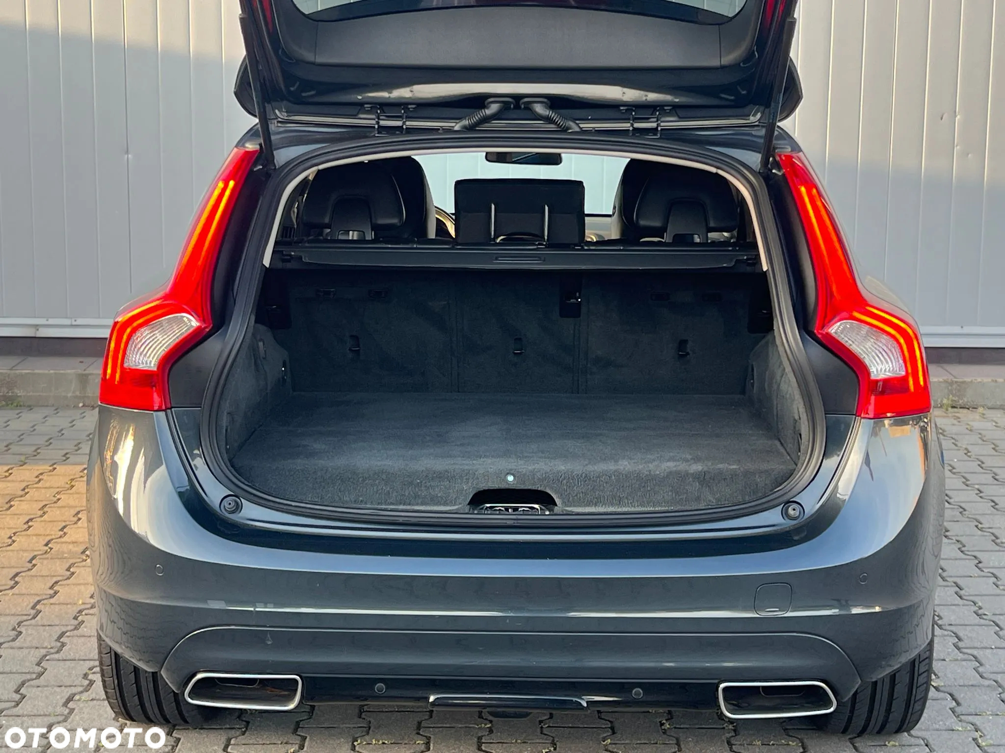 Volvo V60 D6 AWD Plug-in Hybrid Summum - 16