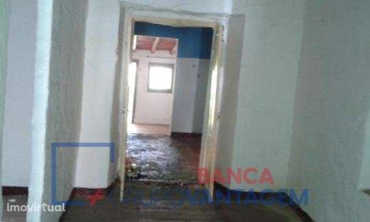 Moradia térrea, de tipologia T1, com logradouro, no centro de Santo... - Grande imagem: 5/19