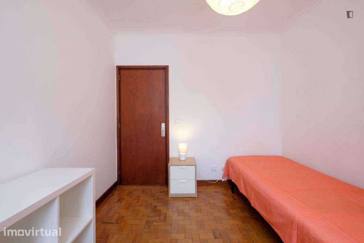 Quarto - localizado em Norton de Matos Coimbra - Grande imagem: 4/25