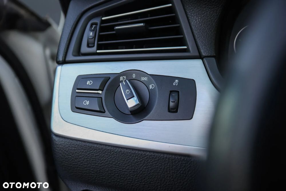 BMW Seria 5 525d xDrive Sport-Aut Modern Line - 30