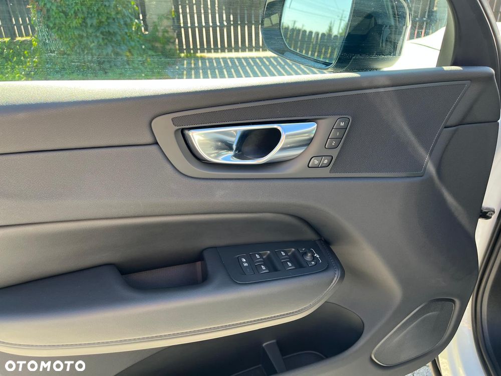 Volvo XC 60 B5 B AWD Plus Dark - 24
