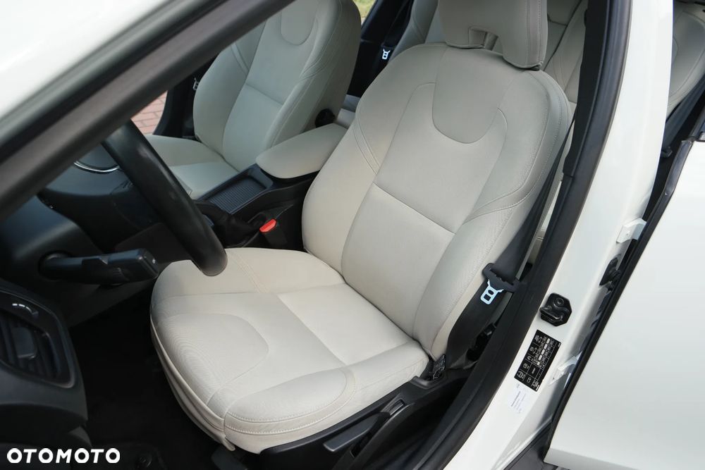 Volvo V40 - 25