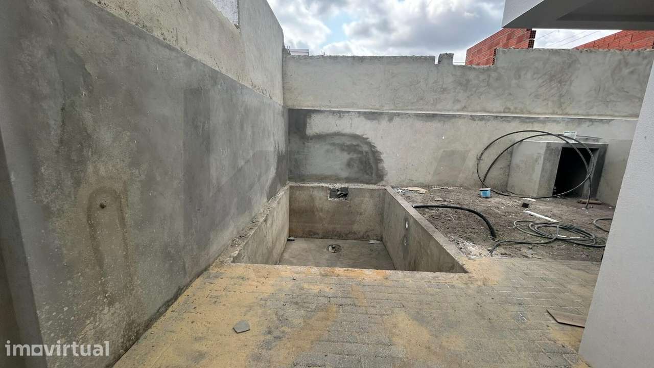 Moradia Geminada T3 Nova com Piscina | Fernão Ferro - Grande imagem: 3/28