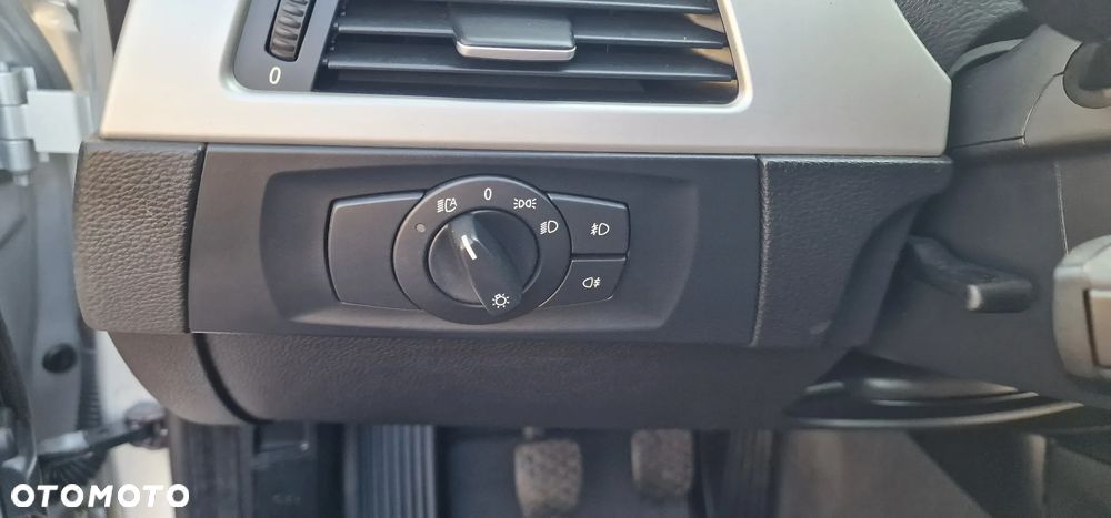 BMW Seria 3 318i Touring - 17