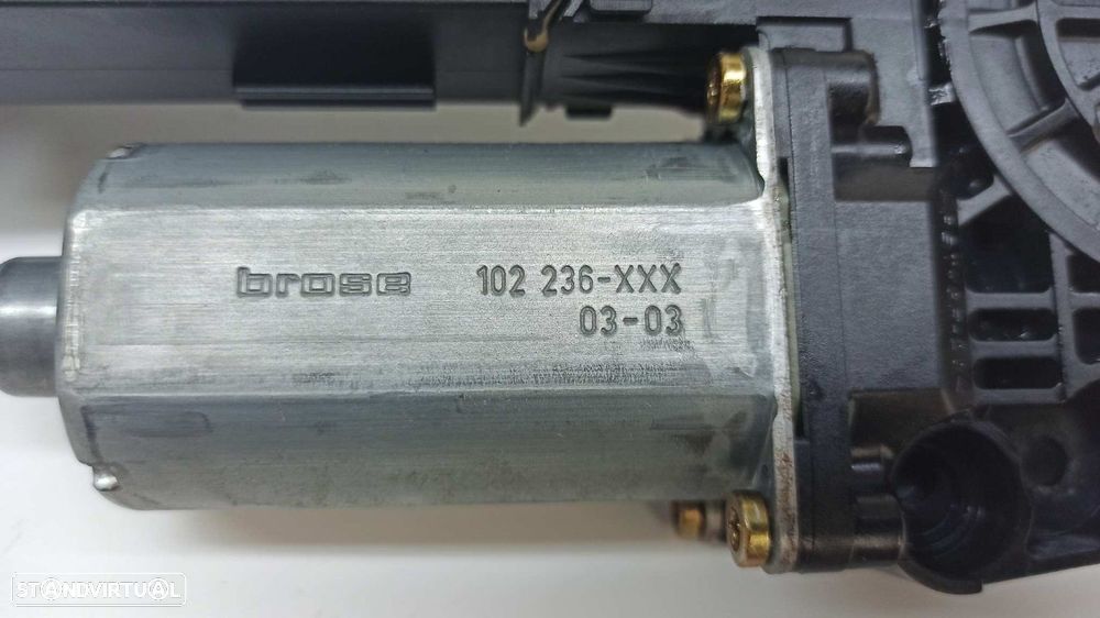 MOTOR ELEVADOR FRENTE ESQUERDO VOLKSWAGEN TOUAREG (7LA) TDI R5 - 11