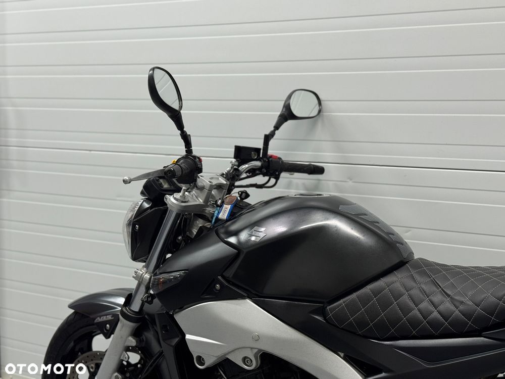 Suzuki GSR - 17
