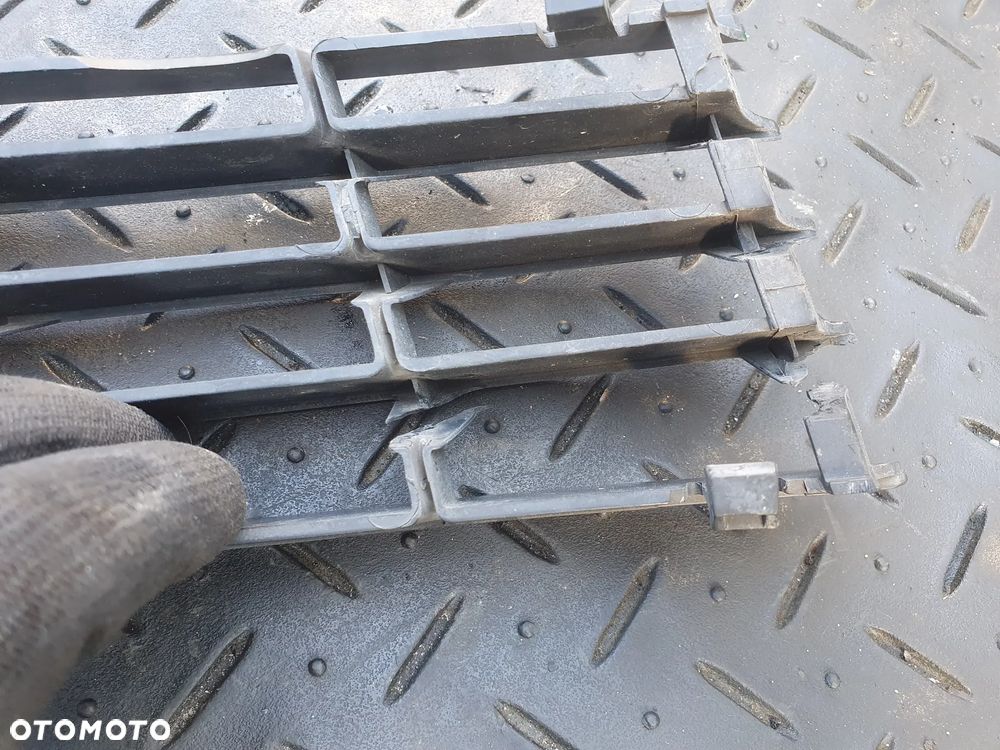 AUDI A4 B6 KRATKA ZDERZAKA LEWY PRAWY PRZÓD 8E0807681 8E0807682A - 3